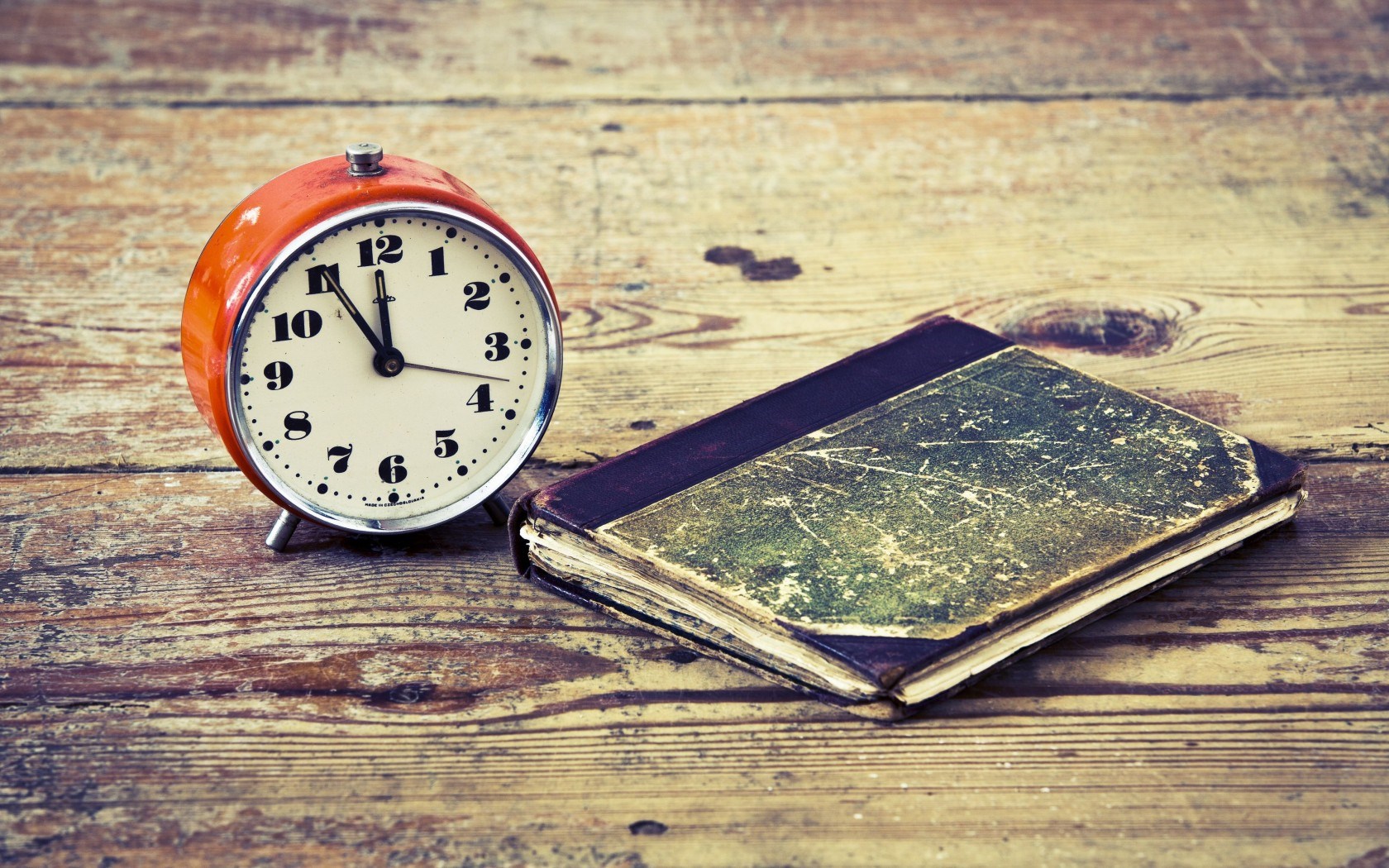 Книга потраченное время. Книга и часы. Книга времени. Мало времени. Старый будильник.