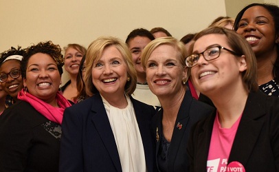 سیسیل ریچاردز در خلاصه کتاب دردسرساز کافه کتاب به همراه هیلاری کلینتون